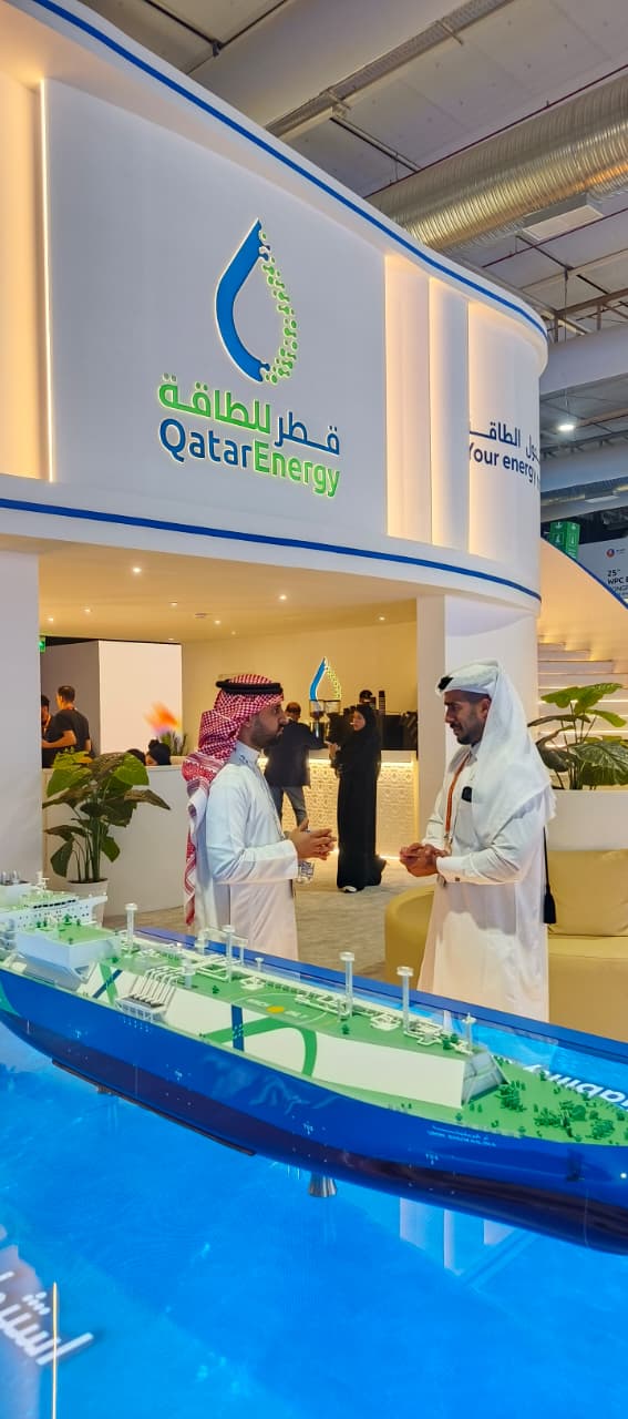 Twaik Group CEO Sultan Al Anzi in discussions with QatarEnergy’s Executive Director at the QatarEnergy booth during the 25th WPC Energy Congress